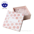 Elegante tapa de color rosa y caja de regalo inferior